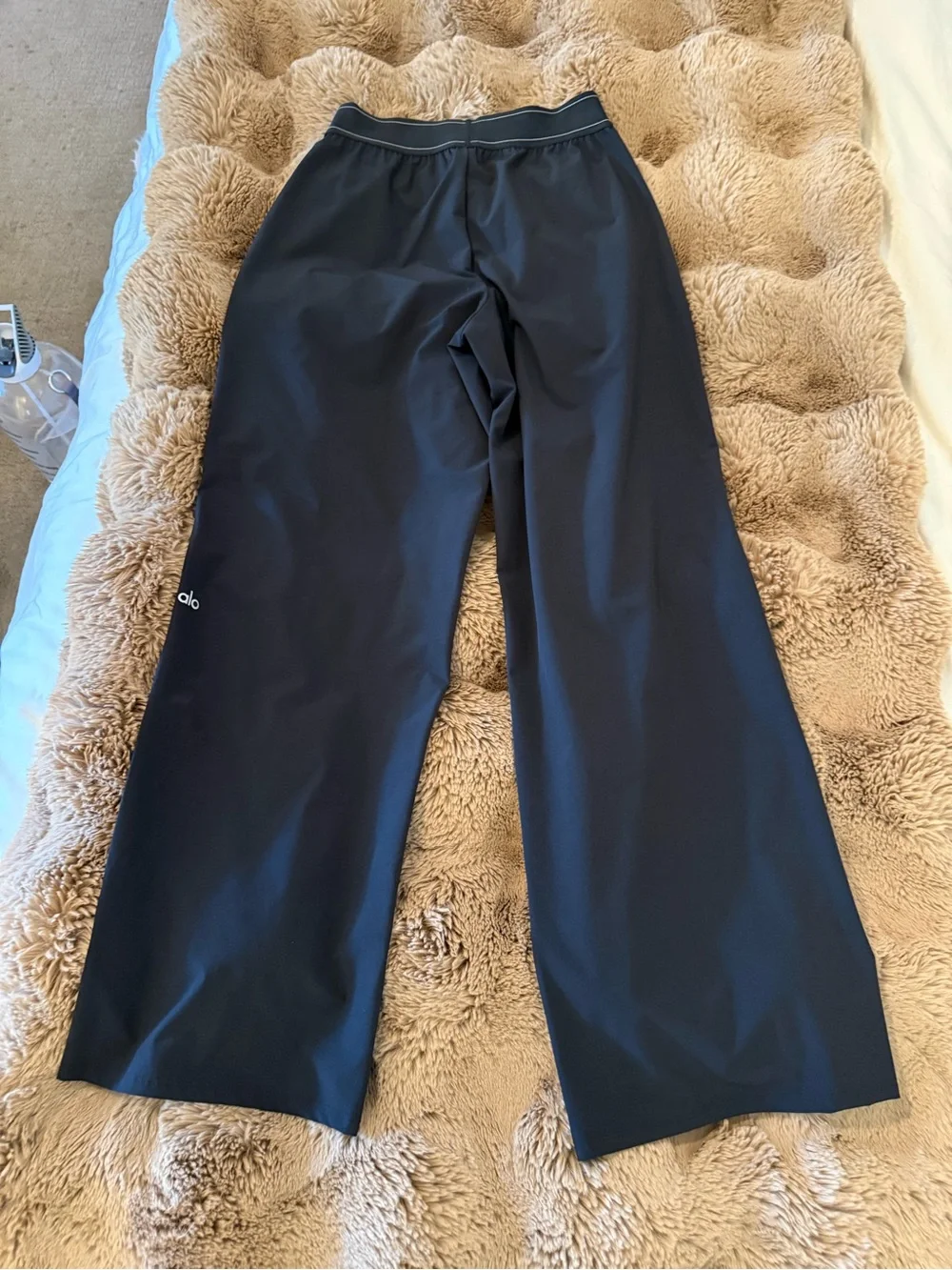 Alo Suit Up trousers in black. Size XXS